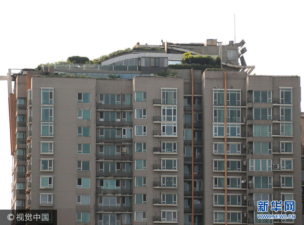 昨天有市民反映,曾引起轰动的人济山庄空中别墅,楼顶竟然又见绿