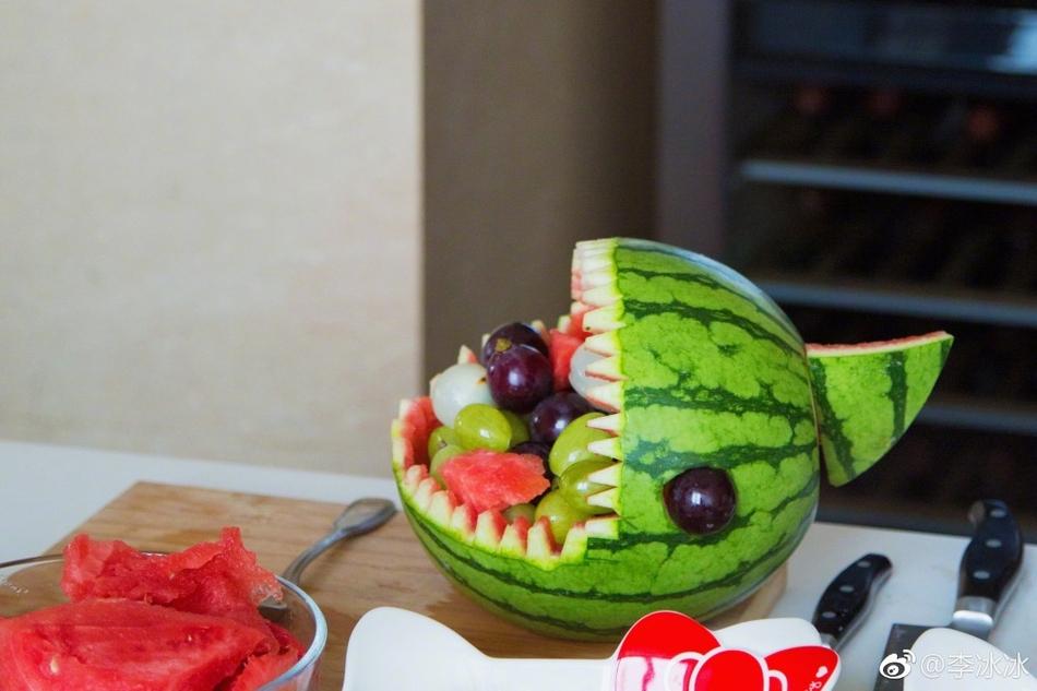 李冰冰对外甥超宠爱 亲手做鲨鱼造型水果盘