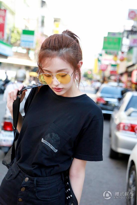 盖玥希街头随性style 率性彰显时尚个性