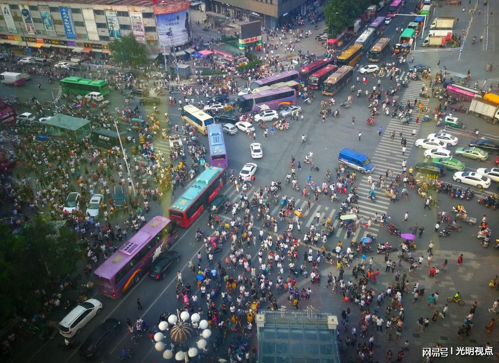 男子连续两天闹市跳楼 数千人围观致交通瘫痪