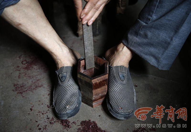 西安二胡匠人使数千乐器恢复原调 蜗居"斗室"难收徒