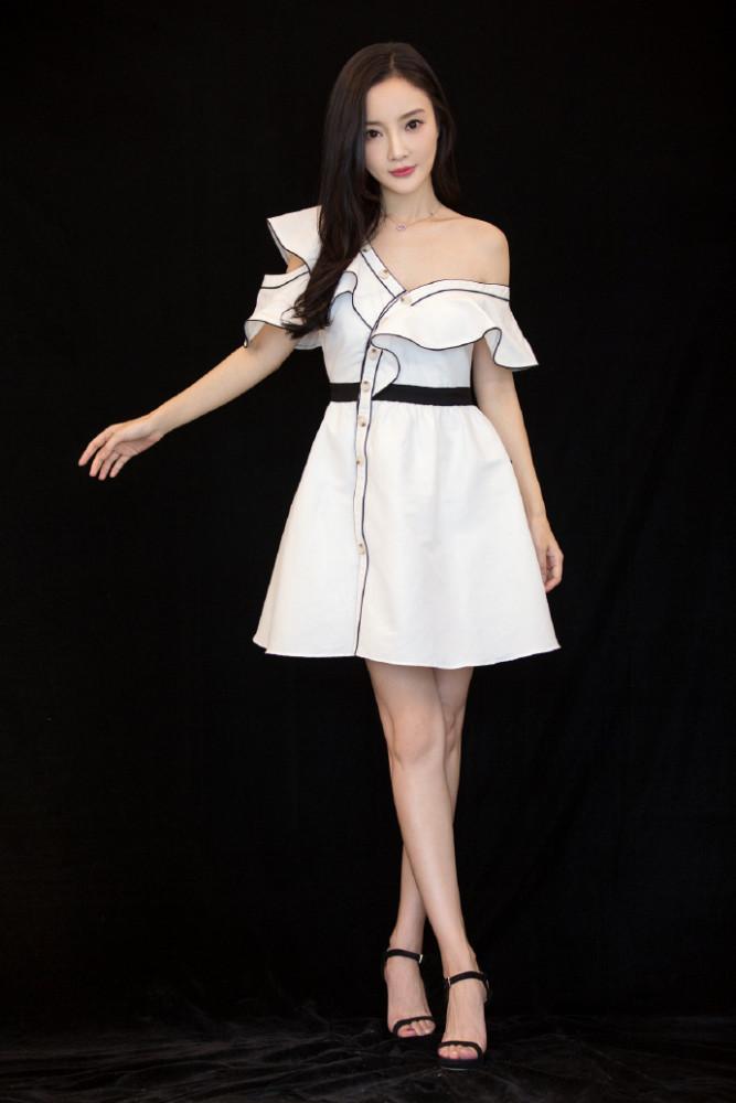 李小璐v领短裙秀香肩美腿 妩媚甜笑