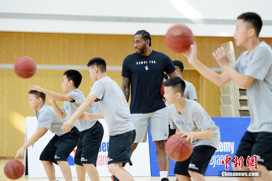 马刺球员科怀·伦纳德到访浙江nba精英训练中心