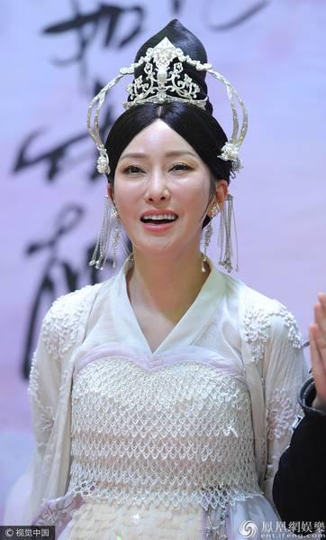 萨顶顶罕见演电视剧 表情略僵