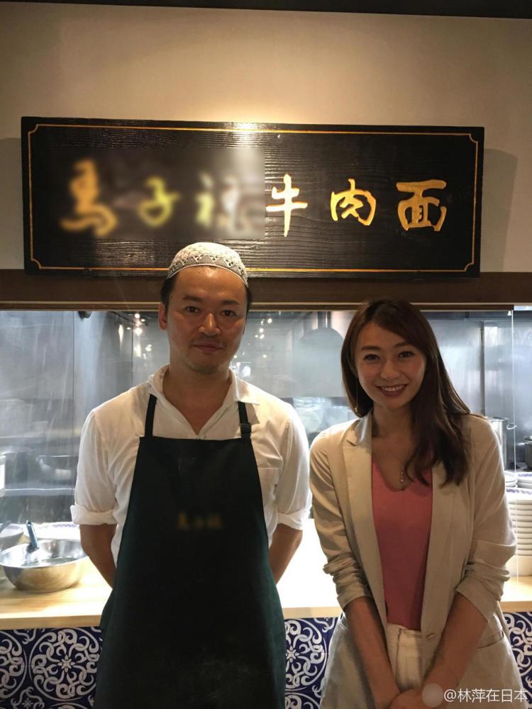拉面小哥和顾客合影.
