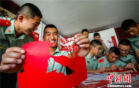 退伍季：老兵剪纸赠战友