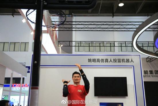 山寨姚明亮相机器人大会 观众:这不是大衣哥?