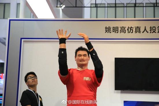 山寨姚明亮相机器人大会 观众:这不是大衣哥?