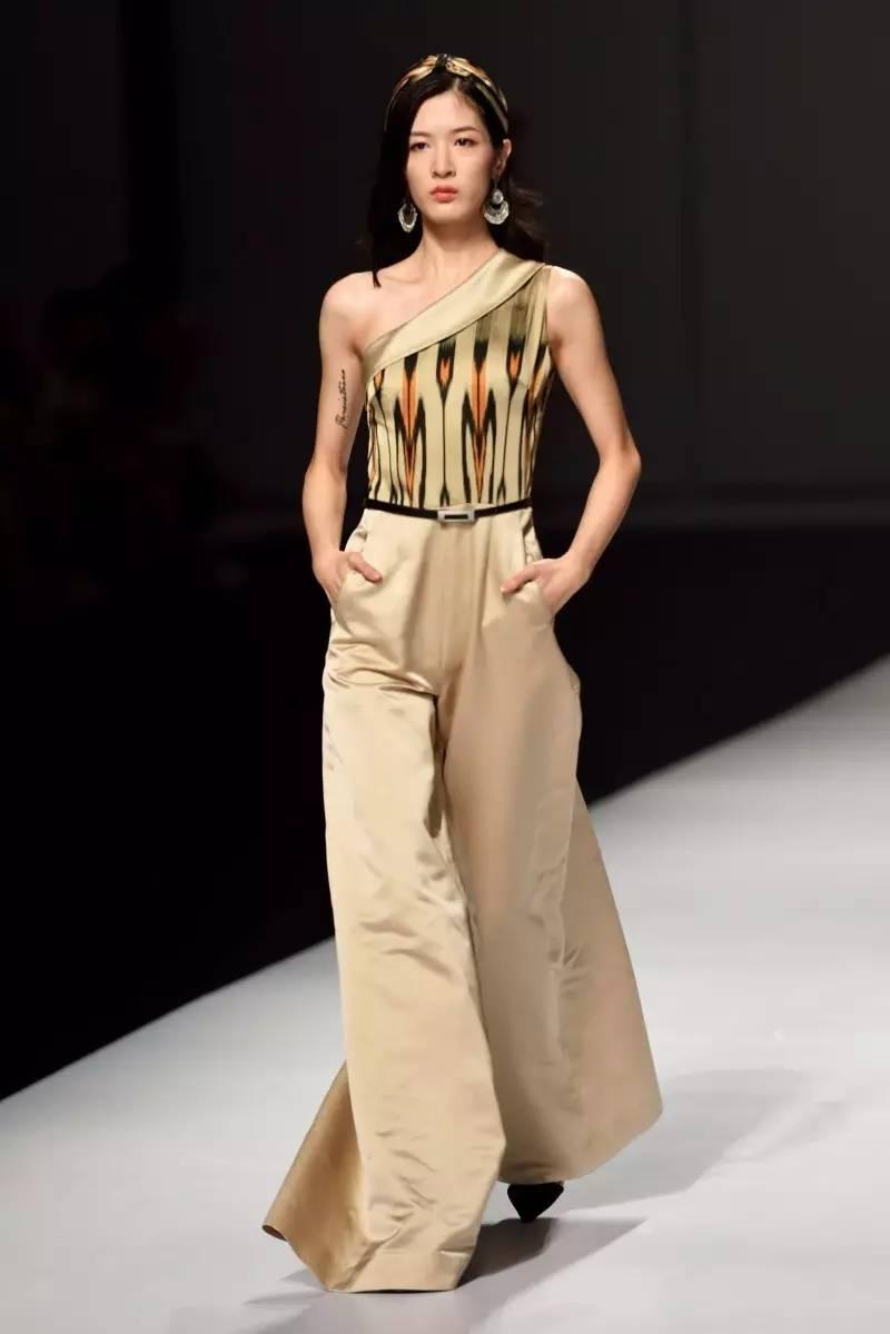 华丽的时尚新疆范儿 "艾德莱斯出天山"亮相广东时装周