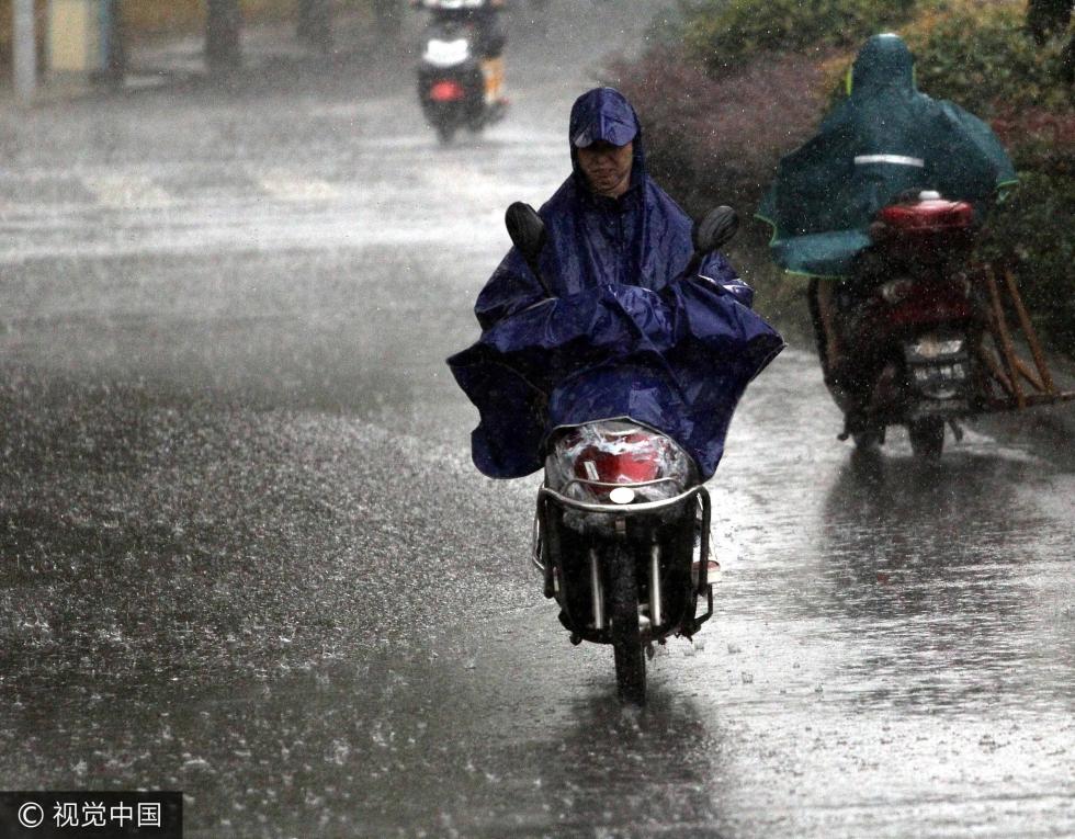 江苏南京再降大暴雨 市民"雨瀑"中艰难前行