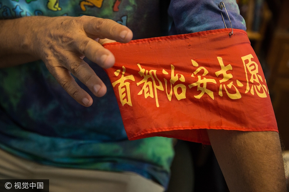 62岁美国大爷京漂22年 戴上红袖箍成为"西城大妈"