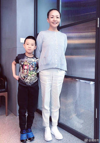宋丹丹陪干儿子林大竣过生日 合影亲嘴吃蛋糕超有爱