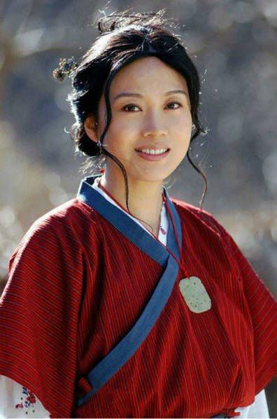 "佟掌柜"素颜气色好 机场秀美腿