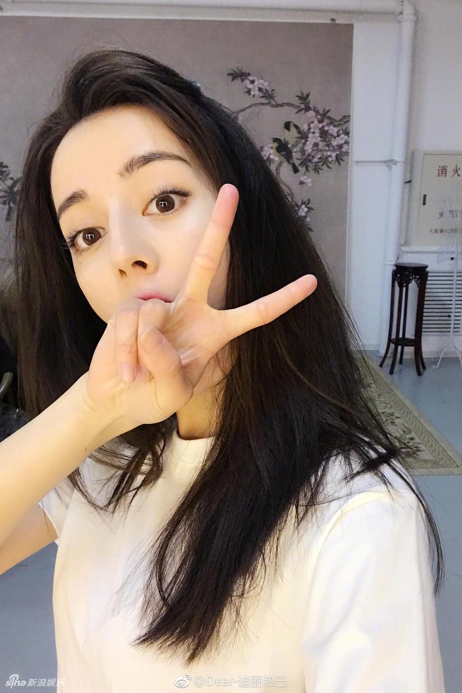 迪丽热巴罕见齐刘海出镜