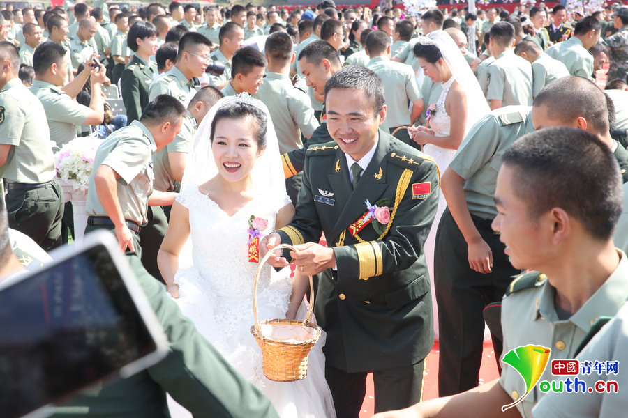 陆军第78集团军某旅举办集体婚礼