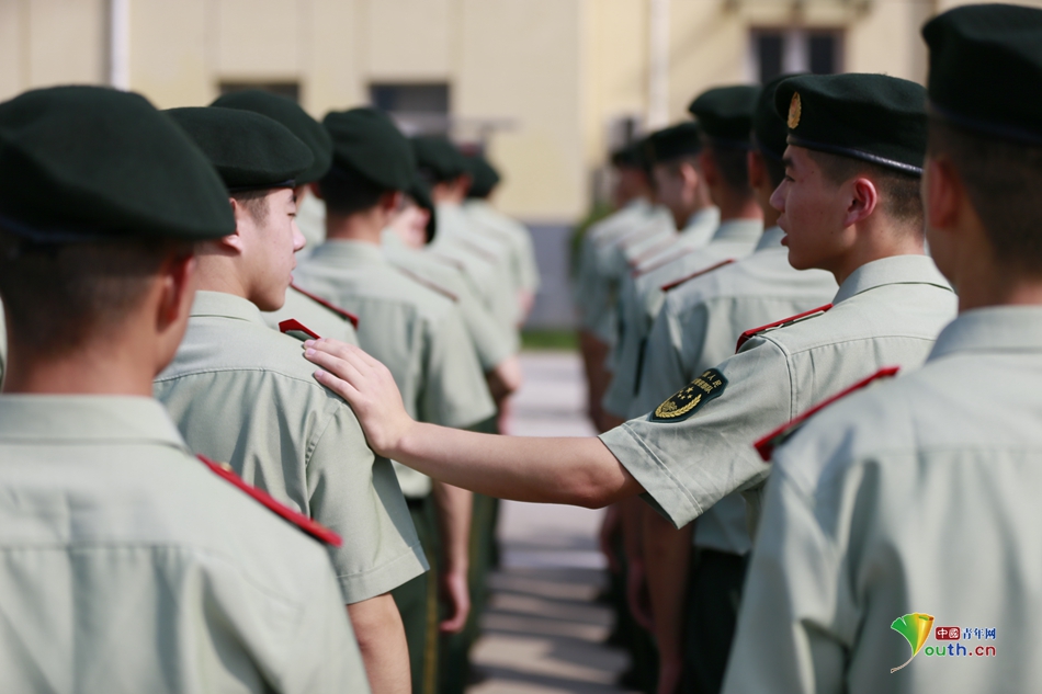 仪式开始前,即将退伍的两名老兵拍肩交流.