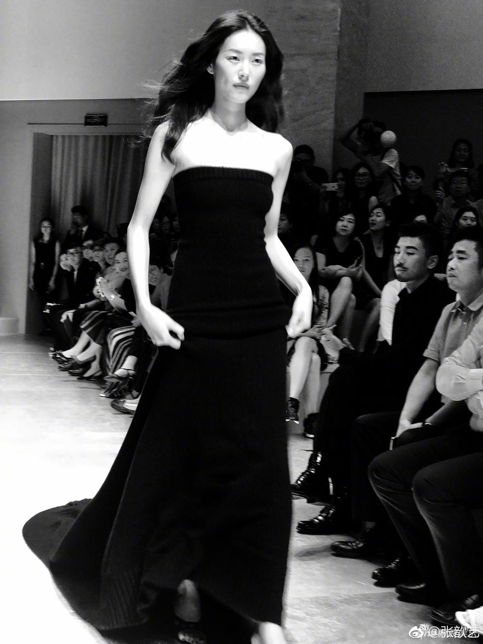 刘雯一袭黑裙霸气登台走秀气场好似身后有千军万马