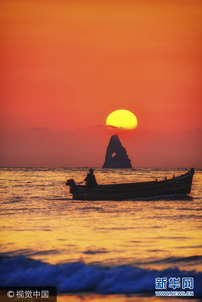 青岛石老人海上日出美如画 场面壮观