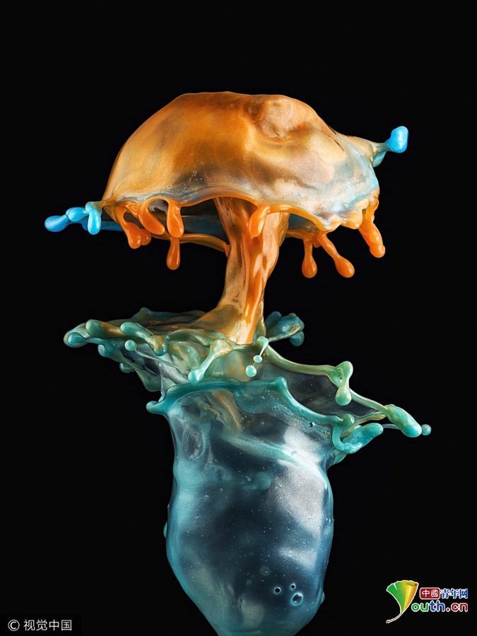 德国摄影师抓拍液体滴落瞬间 水滴腾起彩色蘑菇云