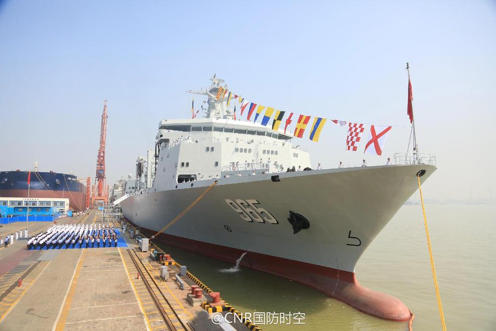 中国首艘"航母奶妈"正式服役