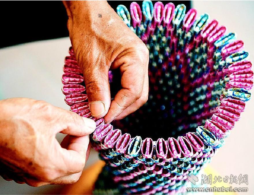 男子用扑克折花瓶 一只大花瓶需5000多张牌