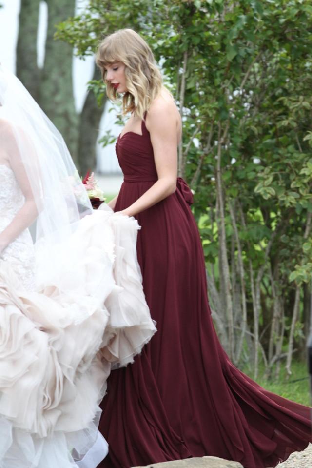 "霉霉"为死党当伴娘提裙摆 被赞美得差点盖过新娘