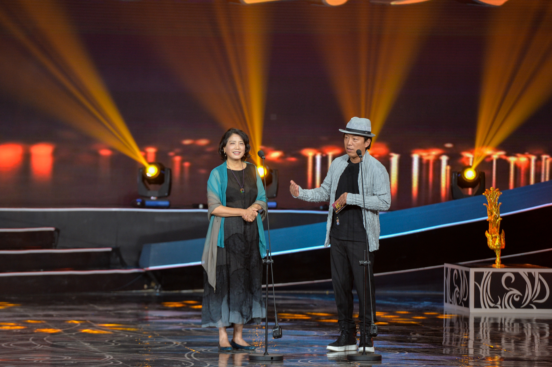 开奖嘉宾黄渤 崔新琴