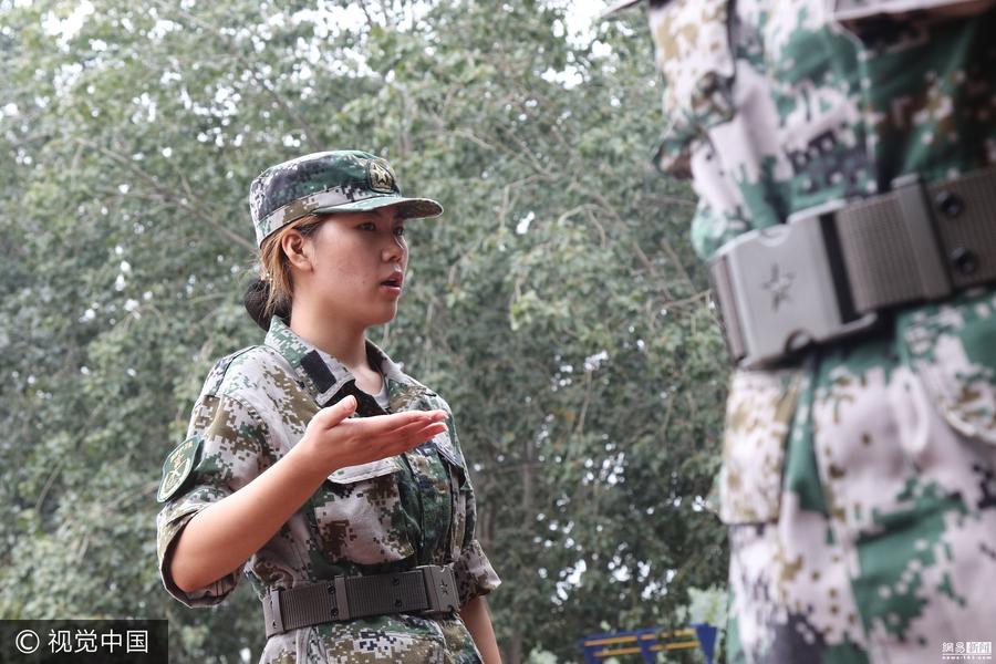 鄭州大學現女神教官便於糾正女生動作