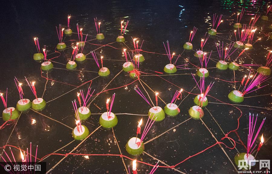 广西黄姚古镇居民欢度柚子灯节灯龙引人围观