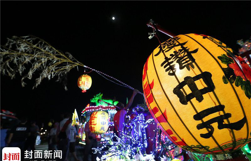 臺灣基隆中元祭民眾放水燈煙火璀璨