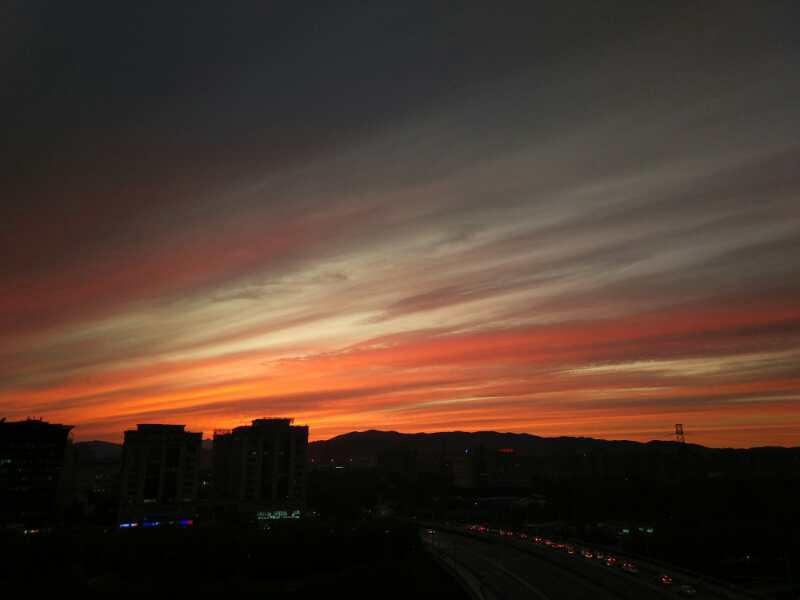 刷爆朋友圈!北京現絢麗晚霞染紅半邊天_圖片頻道__中國青年網