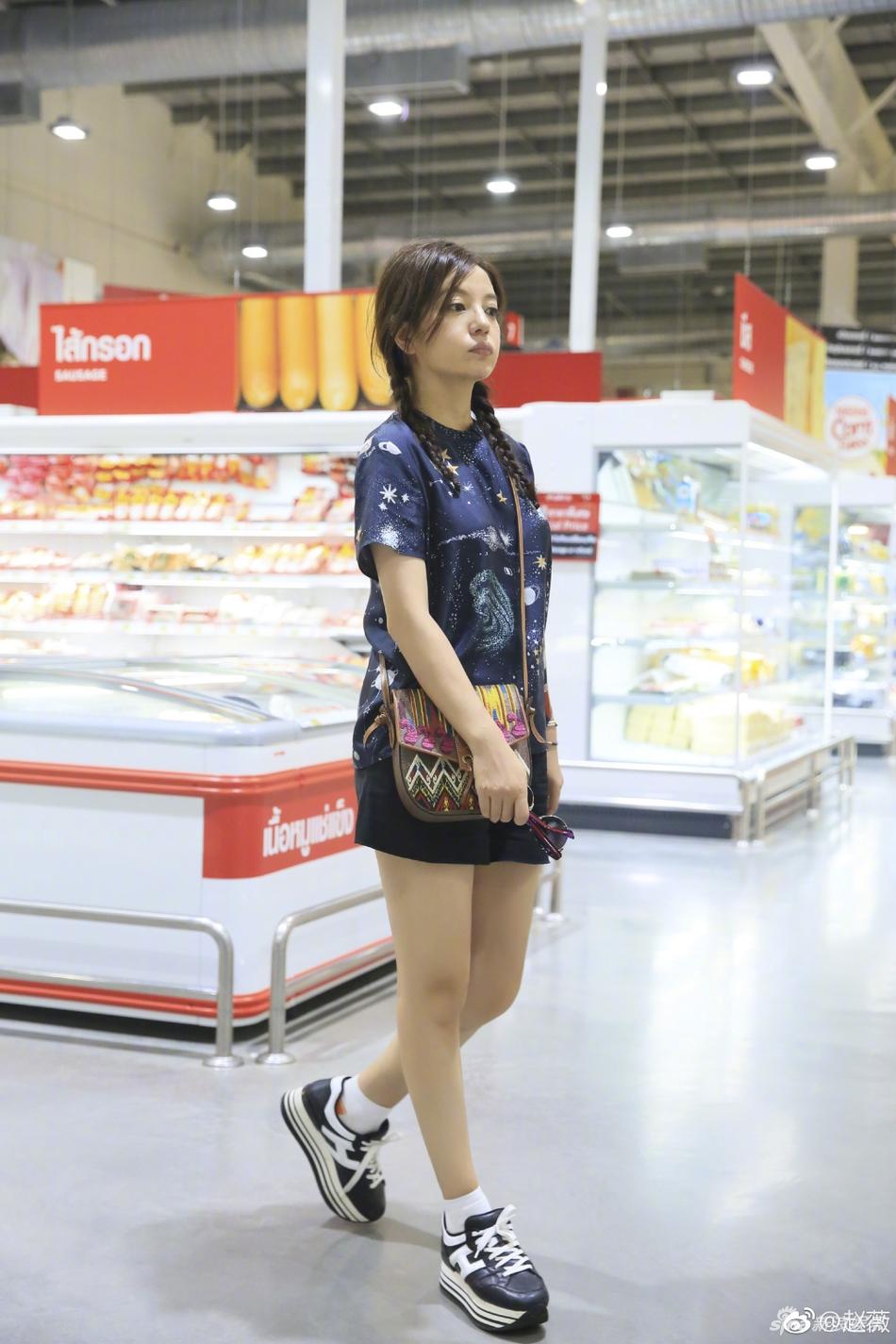 赵薇短裤麻花辫显清纯嘟起嘴还是那个小燕子