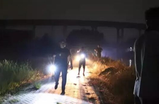 抽干溪水找到遗体.jpg