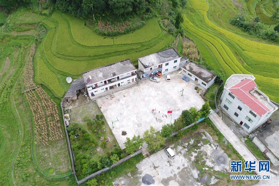 这是9月8日航拍的龙里县湾滩河镇谷港小学.