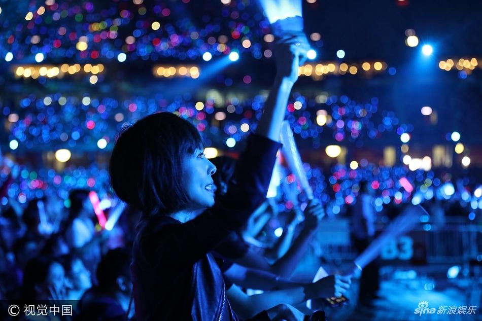 9月9日,陈鲁豫捧场汪峰演唱会,化身迷妹挥舞荧光棒卖力打call,身穿