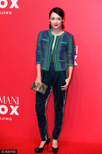 章子怡穿正装现身 妆容精致大秀长腿