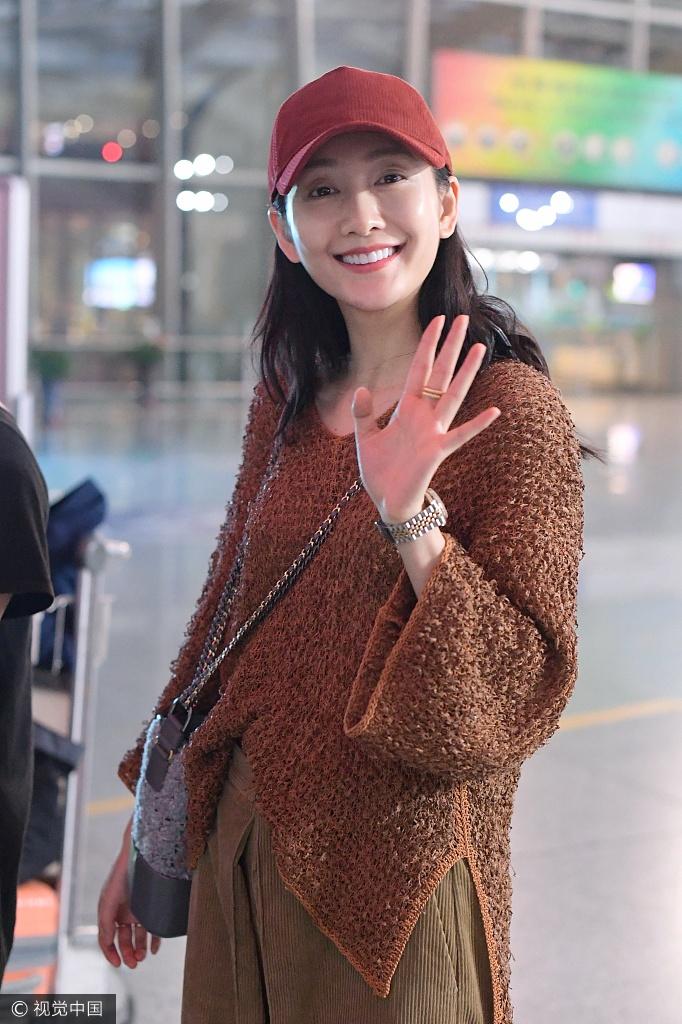 王鸥一身混搭风露甜笑 推行李变"女汉子"