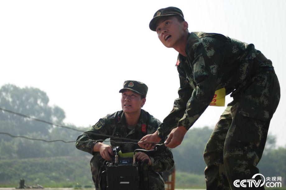 通信兵正在调整天线方位.