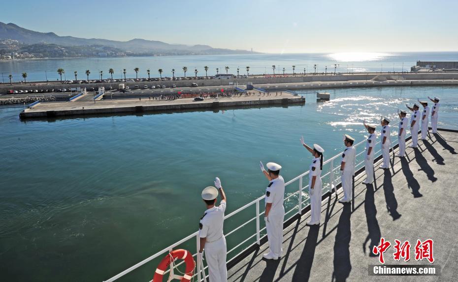 和平方舟医院船离开西班牙前往塞拉利昂