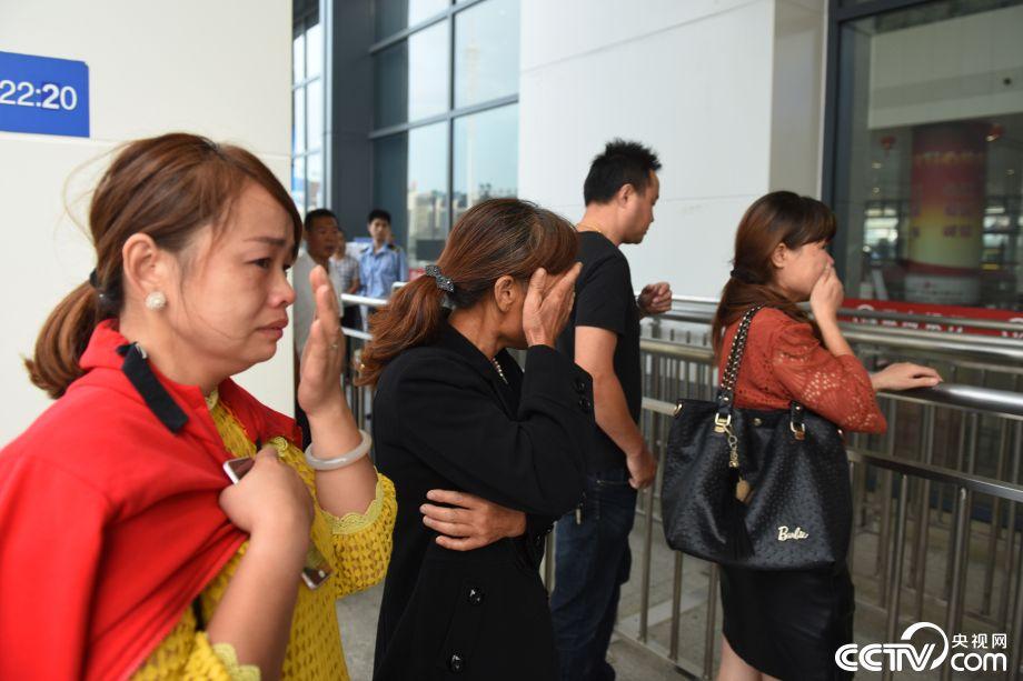 新兵入伍启程奔赴军营父母含泪送别