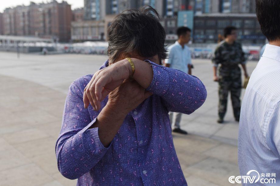 新兵入伍启程奔赴军营 父母含泪送别