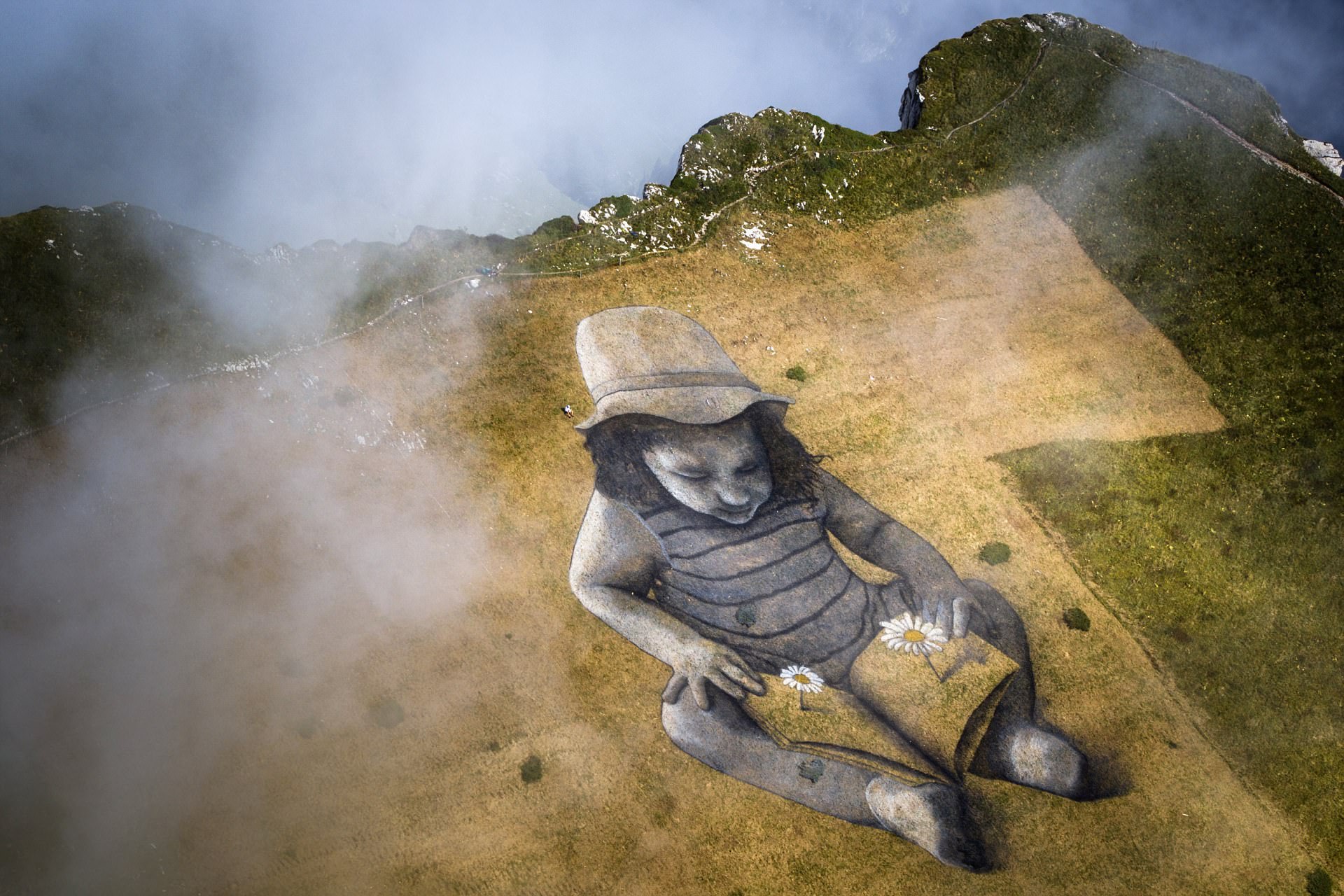 这一次,他把山坡变成了巨大的肖像.