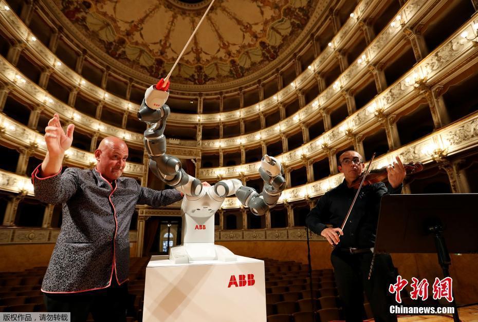 进军艺术界 机器人担任意大利乐团指挥
