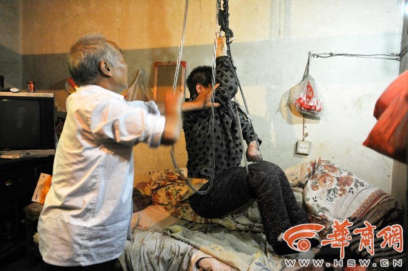 老人用倒链吊起瘫痪老伴:老了抱不动了