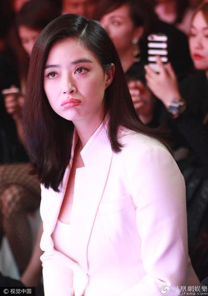 "华妃娘娘"蒋欣身着白西装攻气现身 台下嘟嘴卖萌