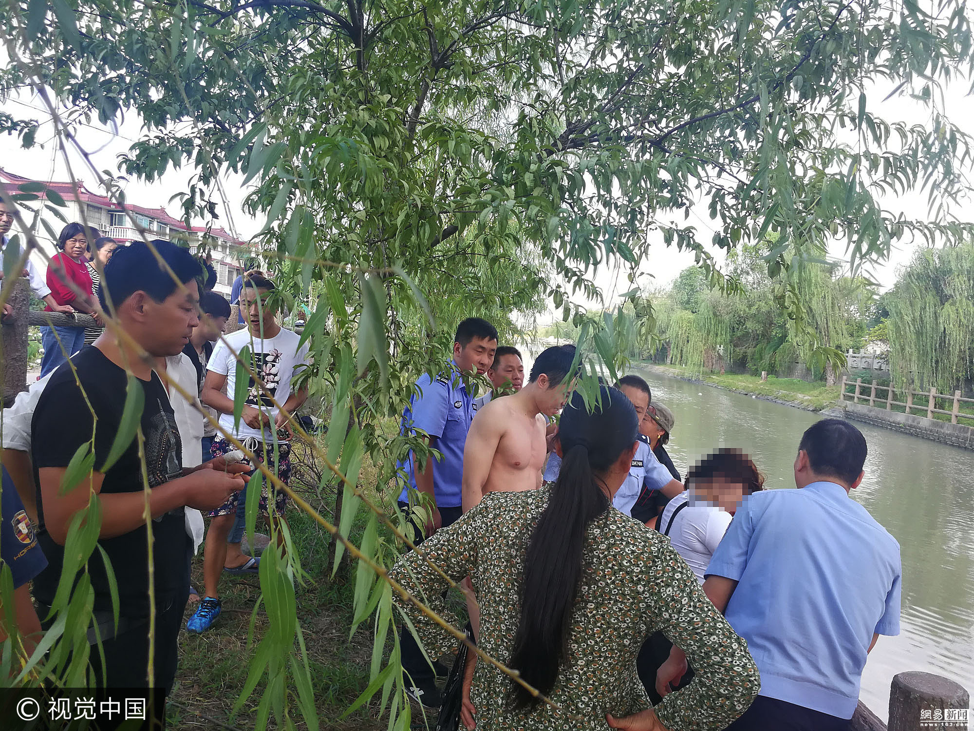 女子疑因醉酒坠河 警察市民将其救上岸图片频道中国青年网 1260