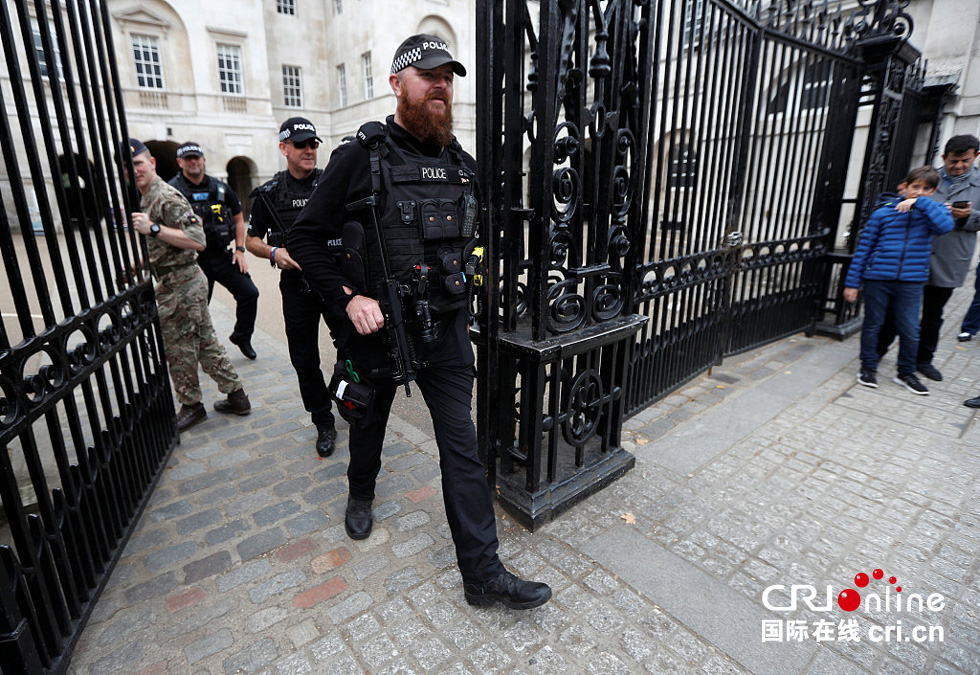英国恐怖威胁级别调至最高 警方加强街头巡逻
