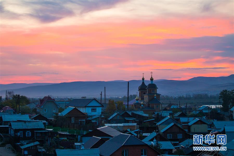 这是9月13日在俄罗斯布里亚特共和国乌兰乌德拍摄的日落景色.