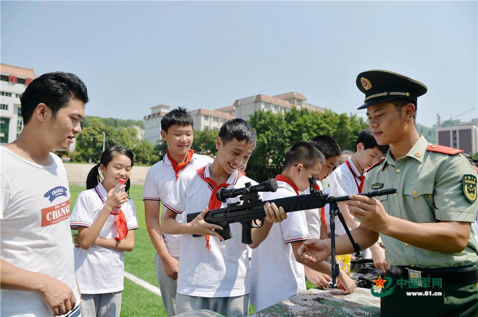 中学生进军营 国防教育强少年