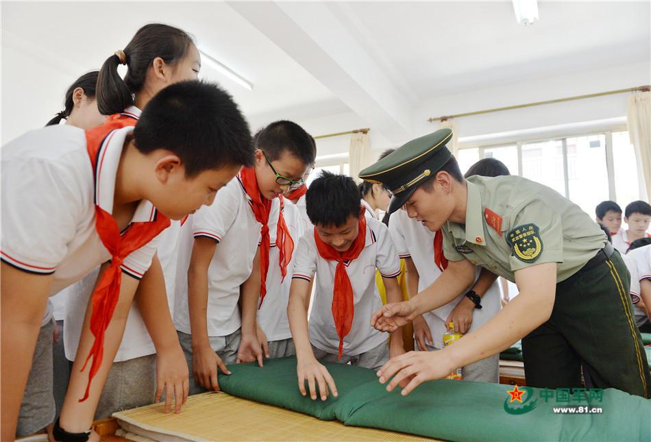中学生进军营 国防教育强少年